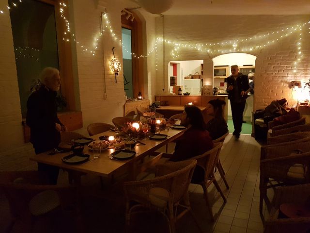 Das Café mit langer Tafel, Kerzen und Lichterketten